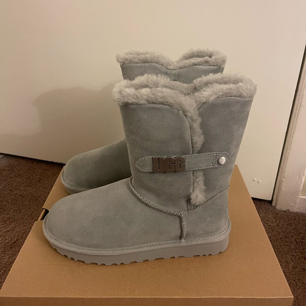 100% Authentic Brand New in Box UGG Bailey Metal Graphic  Boots